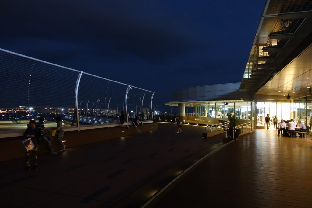 羽田空港夜の展望デッキ、デジカメ