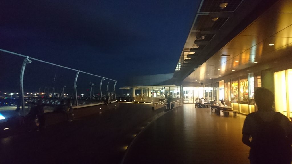羽田空港夜の展望デッキ、スマホ