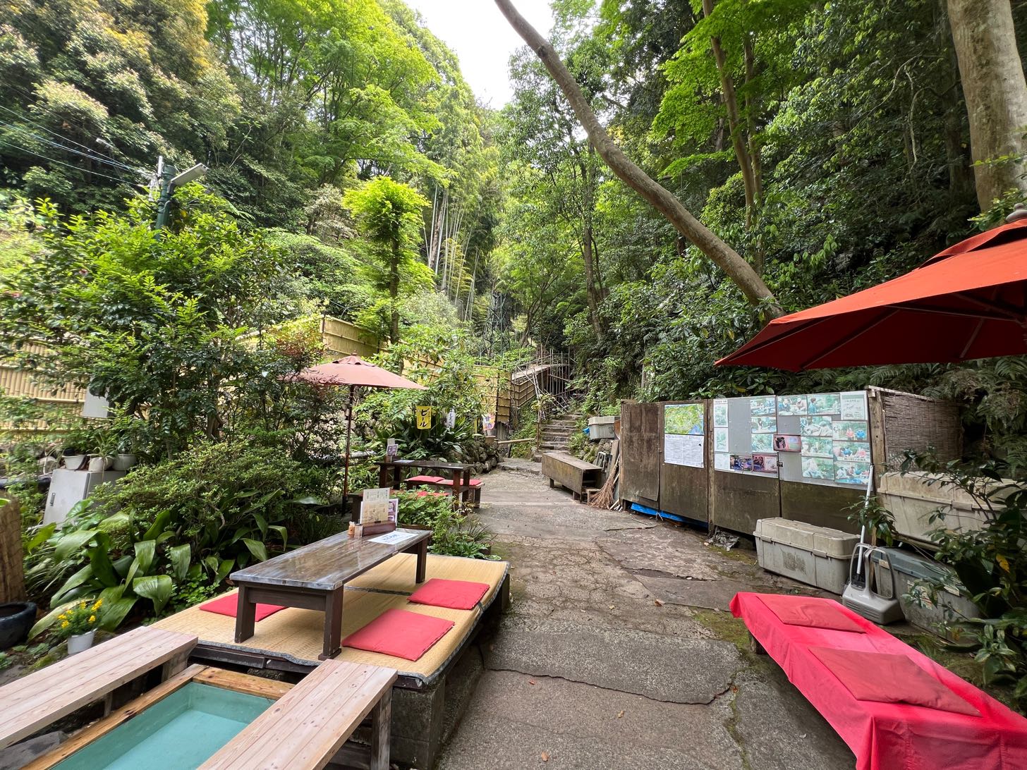足湯のある茶屋風景