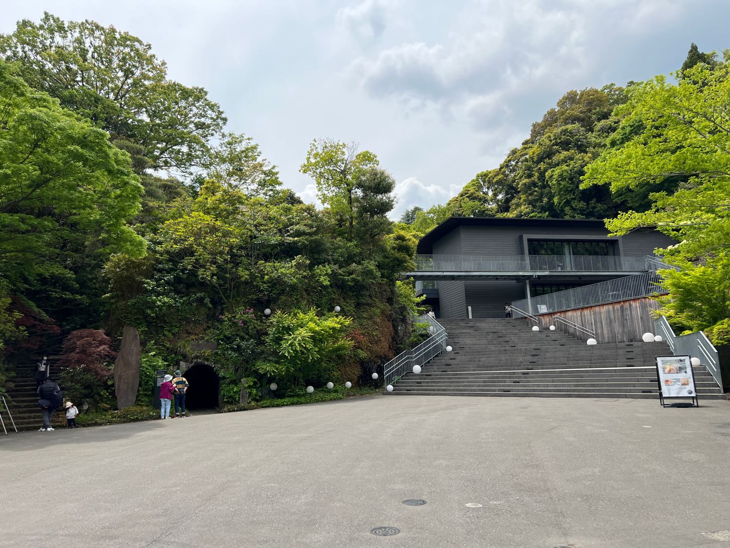 玄関テラスの全景