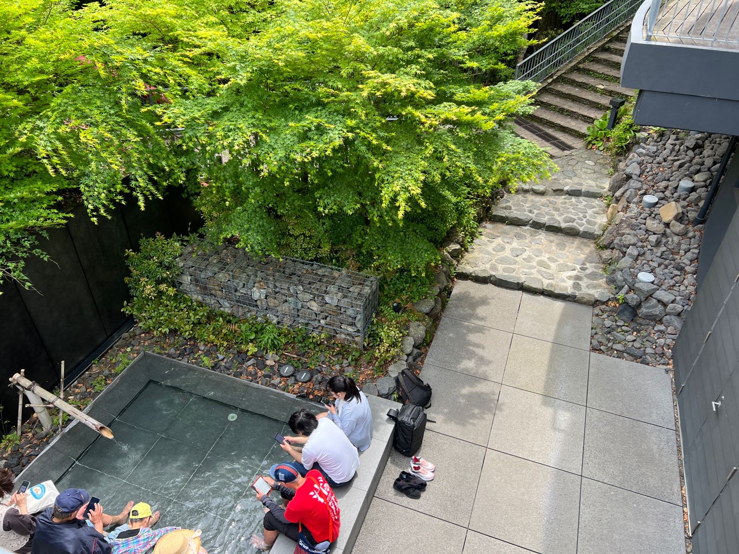 惣湯テラスの足湯と自然の景観