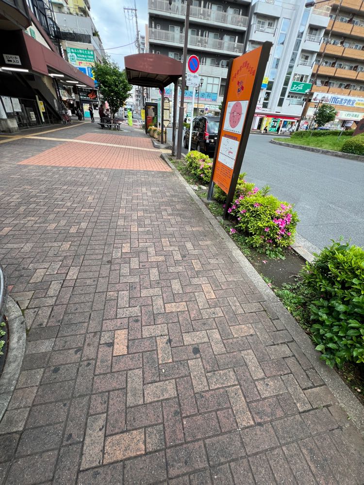 昭島駅北口付近、実際にAirPods Pro2のケースが落ちていた歩道の風景