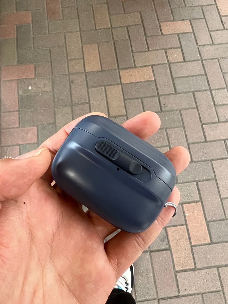 発見されたAirPods Pro2のケース本体、手に取った状態