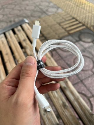 付属のケーブルバンドでまとめたAnkerのUSB-C & Lightningケーブル
