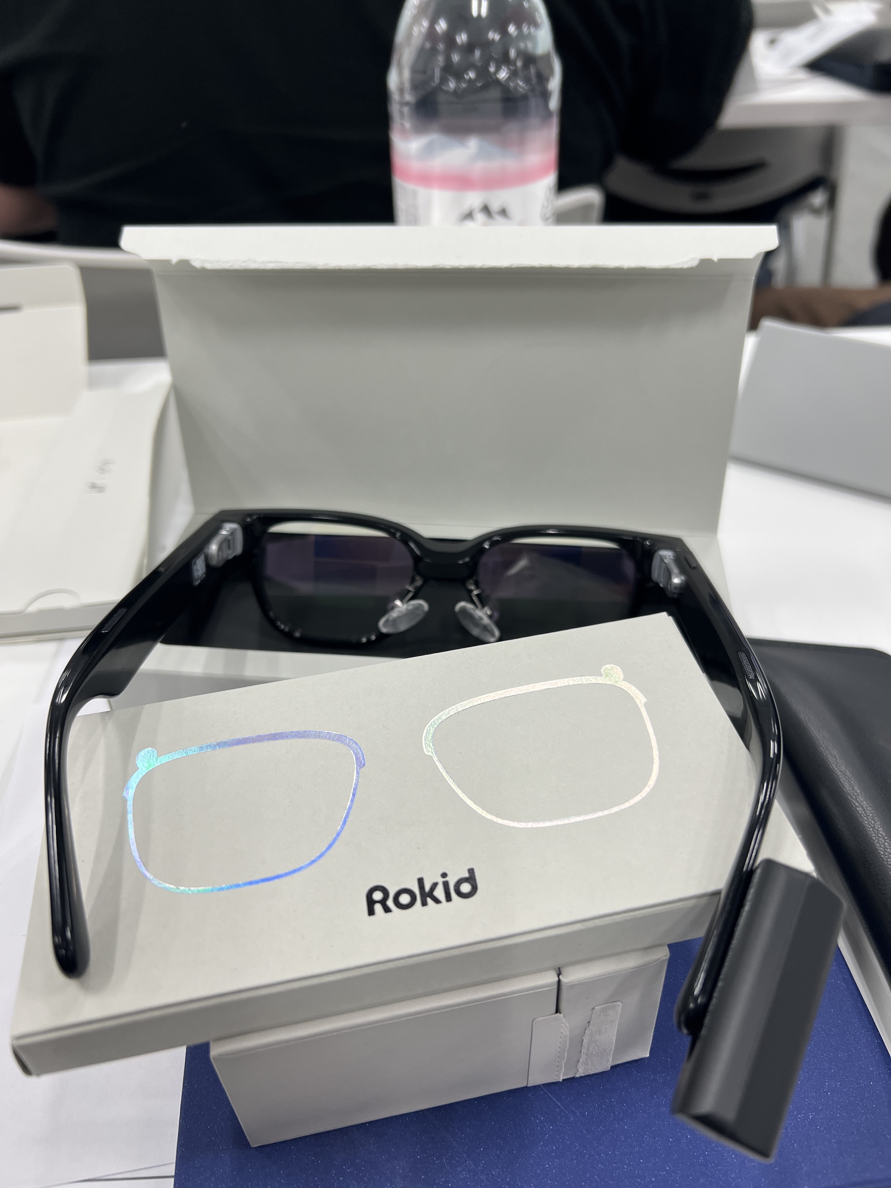開封した箱の上に置いたRokid Glassesのフレーム内側と左右のつる